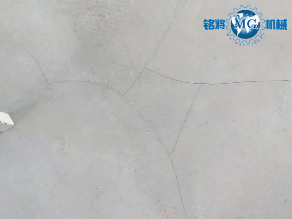 都說(shuō)石膏基自流平抗開(kāi)裂，可為啥到處開(kāi)裂？